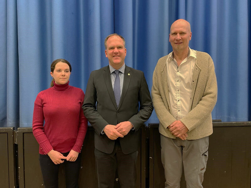 Bürgermeister Dirk Breuer (Mitte) gratuliert Sarah Ruth Renz-Gutzeit  und Hanno Beckmann zur Ratsmitgliedschaft.